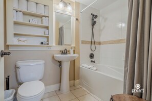 Hair dryer, towels, soap, toilet paper - “Sun-kissed” condo , Fantastic location in Baytown Wharf, Sandestin. (Miramar Beach)