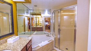 Jetted bath, hair dryer, towels, soap - Orlando Resort Two-Bedroom Villa Near Disney Sleeps 6 (Kissimmee)