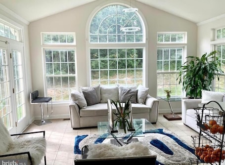 Smart TV. Spacious 5BR Retreat Near DC with Private Gym - Perfect for Group Getaway