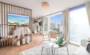Ein modernes Wohnzimmer mit großem Fernseher, einem Balkon mit Blick auf die Stadt und einem Essbereich.