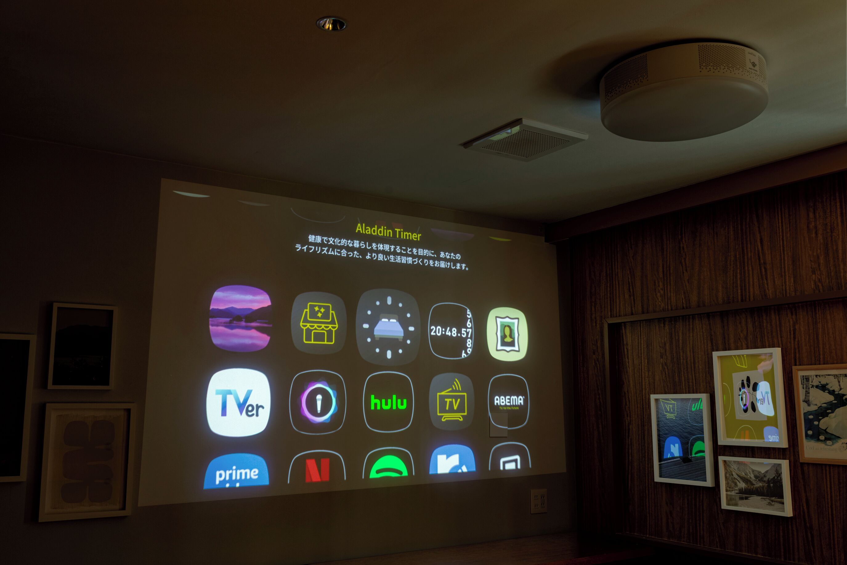 Une projection des logos de différents services de diffusion en continu sur un mur, notamment TVer, Hulu et Netflix.