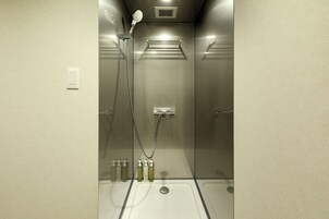 Bañera con ducha, artículos de tocador gratuitos, secador de pelo