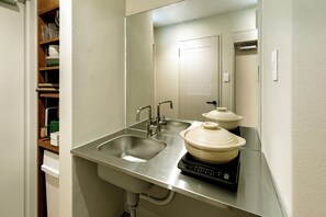 Mini-fridge, microwave, stovetop, electric kettle - HOTEL&SAUNA WAYPOINT SHINANO-MYOKO (Shinano)