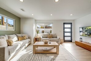 Smart TV, fireplace - Modern 5-bedroom house in fabulous San Diego with Pool/hot tub (San Diego)