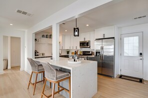 Fridge, microwave, oven, stovetop - Modern 5-bedroom house in fabulous San Diego with Pool/hot tub (San Diego)