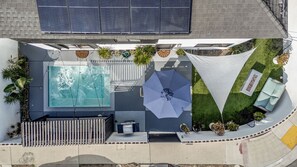 Una piscina al aire libre, una piscina climatizada