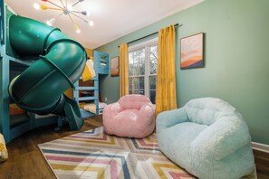 Children’s area - 5-bedroom with 2 firepits, hot tub, epic gameroom, indoor bowling, kareoke! (McGaheysville)