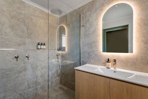 Free toiletries, towels, soap, shampoo - Victoria Street Boutique Hotel (Townsville City)