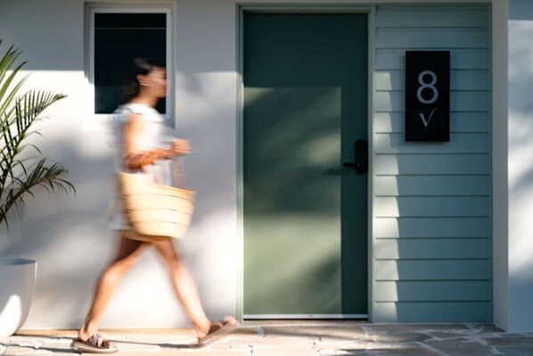A house with a green door and a mailbox with the number 8V. - Victoria Street Boutique Hotel (Townsville City)