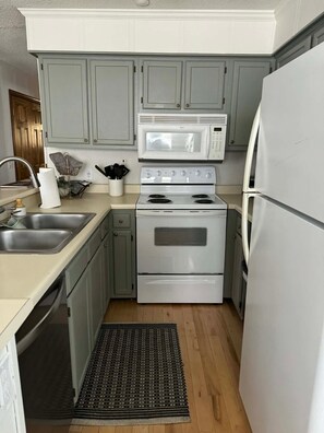 Refrigerador, microondas, horno y parrilla de estufa 