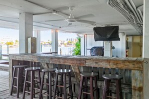 Outdoor dining - 3BR Water View Condo | Boat Access+Great Location (Treasure Island)