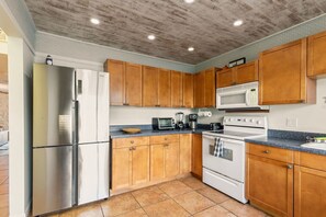 Fridge, microwave, oven, stovetop - 3BR Water View Condo | Boat Access+Great Location (Treasure Island)