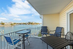Outdoor dining - 3BR Water View Condo | Boat Access+Great Location (Treasure Island)