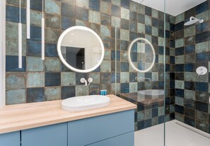 Shower, hair dryer, towels - Zabłocie Harmony Apartment (Kraków)