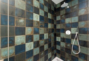 Shower, hair dryer, towels - Zabłocie Harmony Apartment (Kraków)