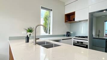 Jääkaappi, mikroaaltouuni, uuni, liesi