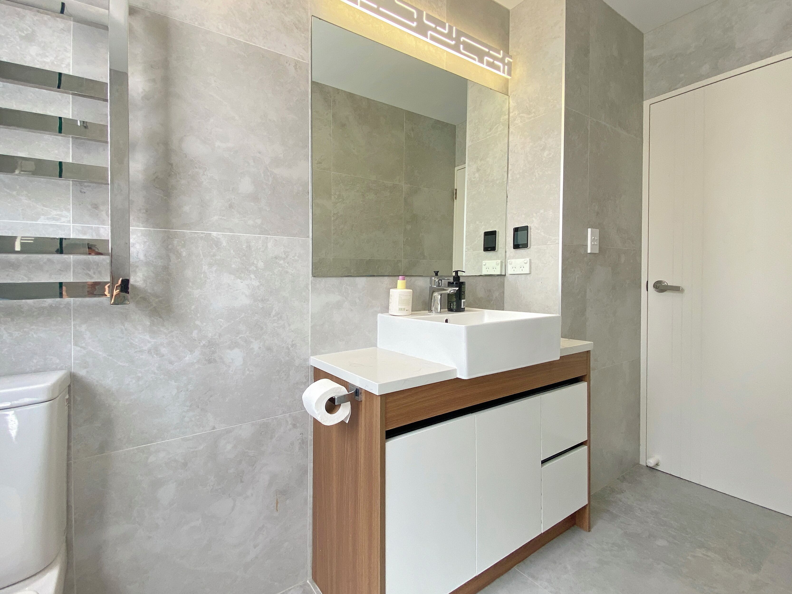 Douche, sèche-cheveux, serviettes fournies, savon