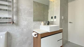 Douche, sĂšche-cheveux, serviettes fournies, savon