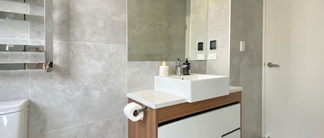 Douche, sèche-cheveux, serviettes fournies, savon