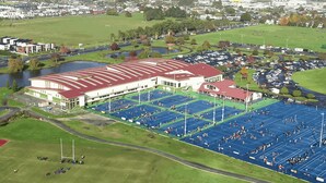 Ein großer Sportkomplex mit mehreren Spielfeldern, einem Stadion und einem Parkplatz.