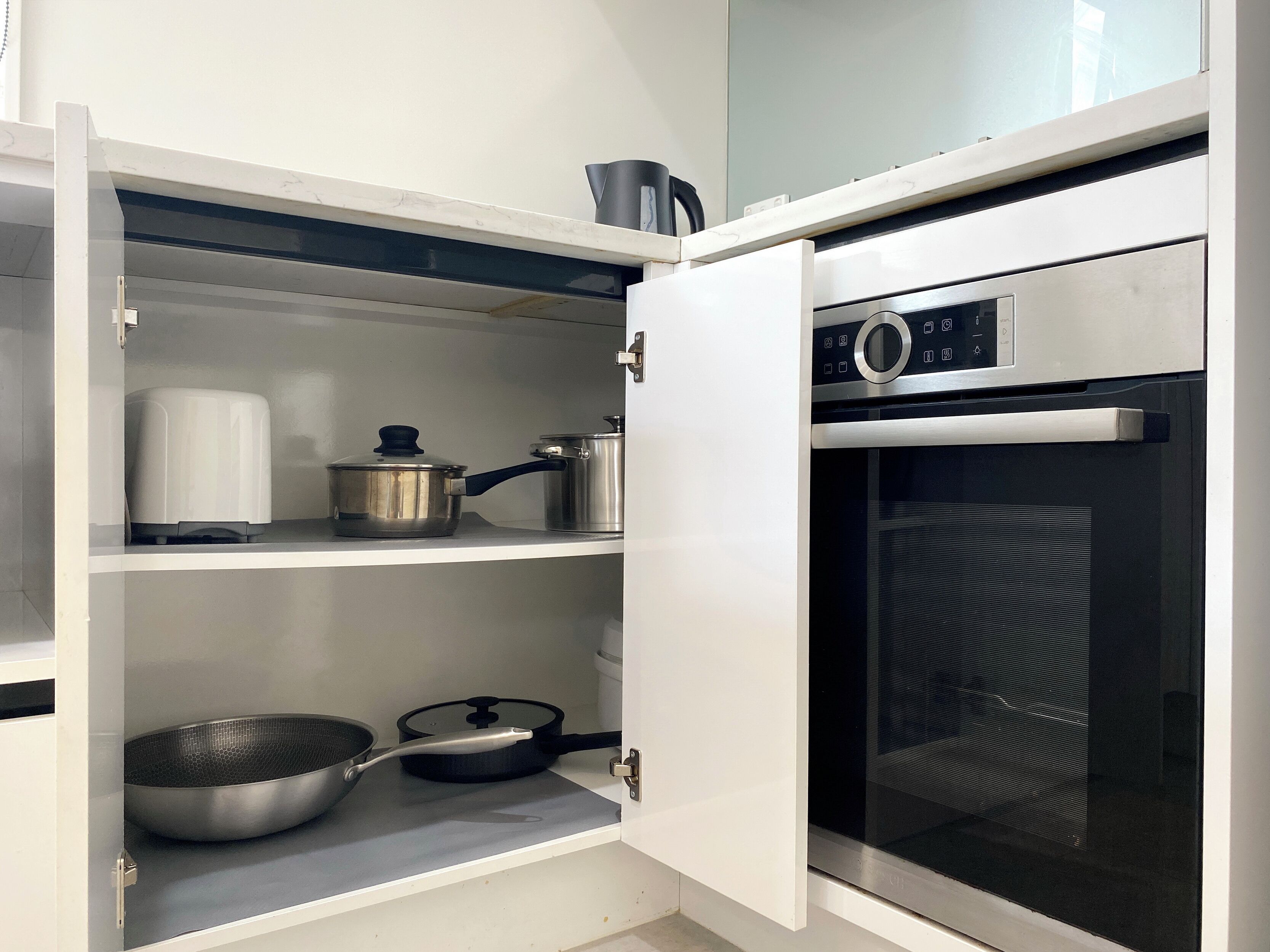 Een koelkast, een microgolfoven, een oven, een kookplaat