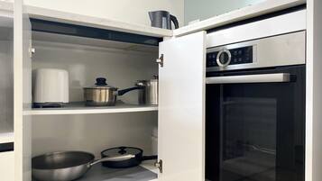 Een koelkast, een microgolfoven, een oven, een kookplaat