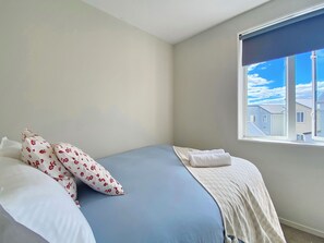 5 slaapkamers, een strijkplank/strijkijzer, reisbedje, gratis wifi