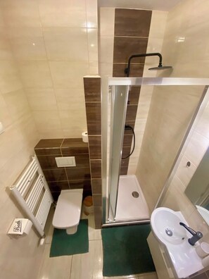 Een douche, een haardroger, handdoeken, toiletpapier