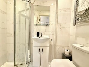 ヘアドライヤー、タオル、石鹸、トイレットペーパー