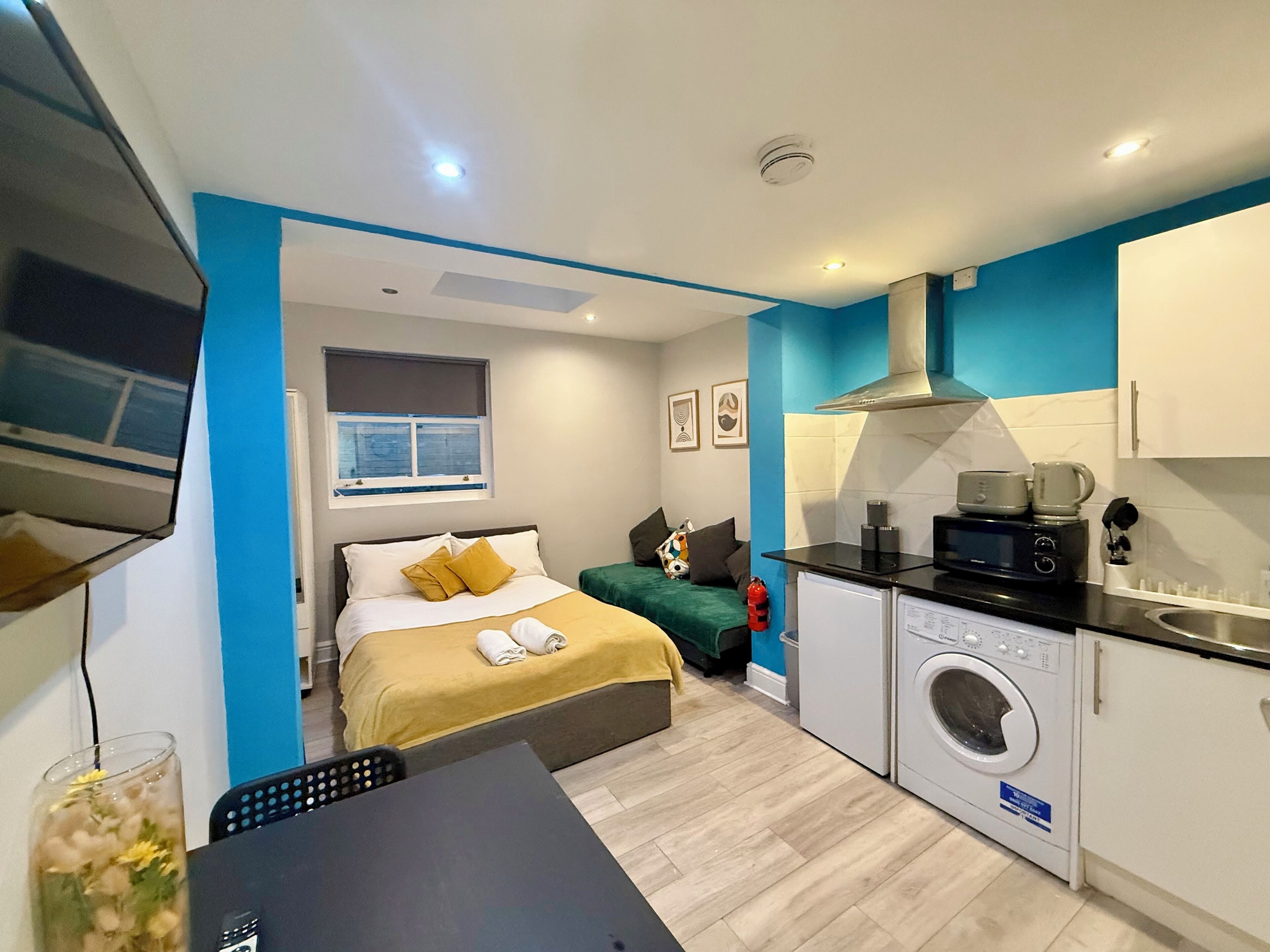 Tabla de planchar con plancha, wifi y ropa de cama 