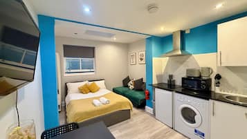 Iron/ironing board, WiFi, bed sheets