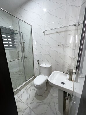 Shower, soap, toilet paper - 2-bedroom apartment in  Ibadan  24/7 light wifi / PS5 (Ibadan)
