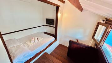 Quarto triplo superior, varanda coberta, vista para a lagoa | Cortinas blackout, Wi-Fi de cortesia