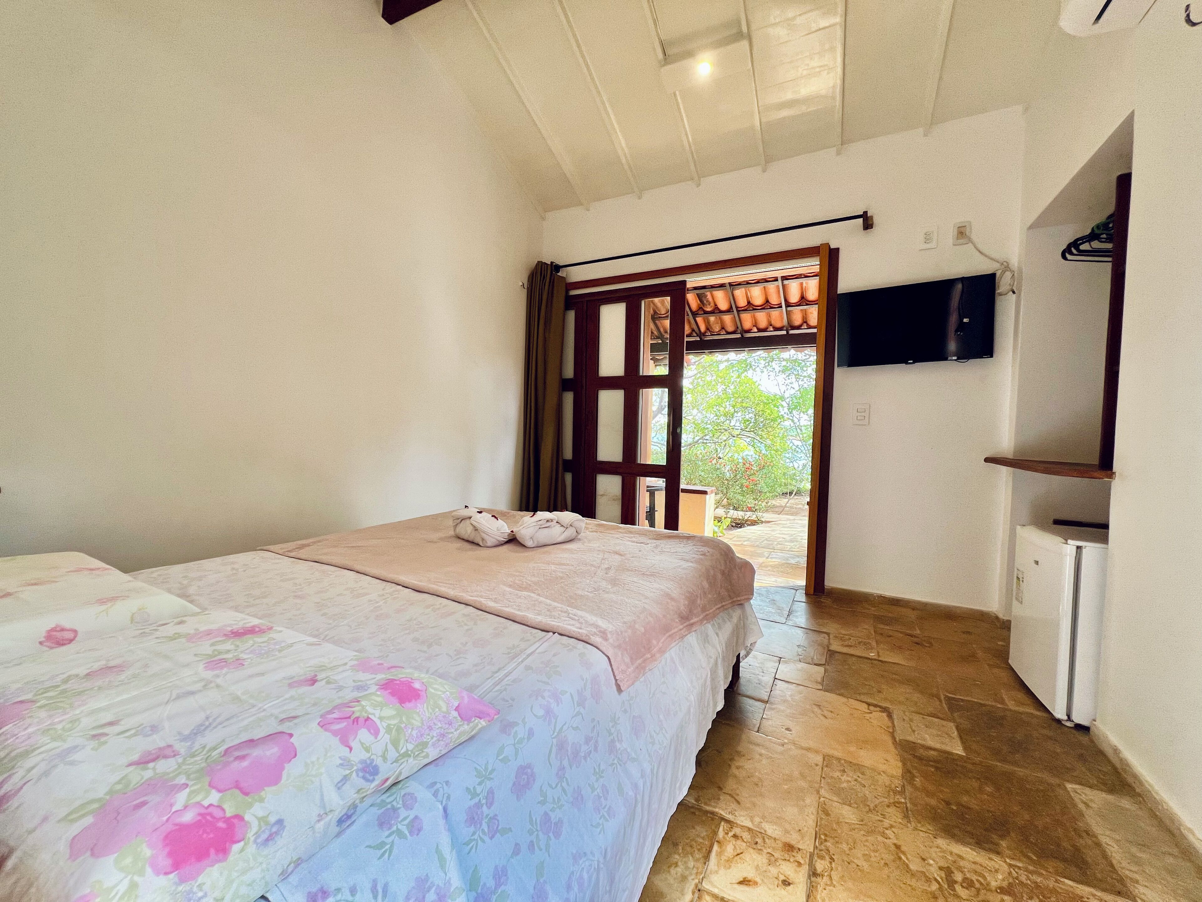 Quarto casal, vista para o jardim | Cortinas blackout, Wi-Fi de cortesia