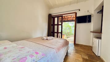 Quarto casal, vista para o jardim | Cortinas blackout, Wi-Fi de cortesia