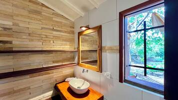 Quarto casal, vista para o jardim | Banheiro | Chuveiro, toalhas de banho, sabonete, papel higiênico