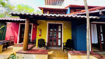 Quarto triplo superior, varanda coberta, vista para a lagoa | Terraço/pátio