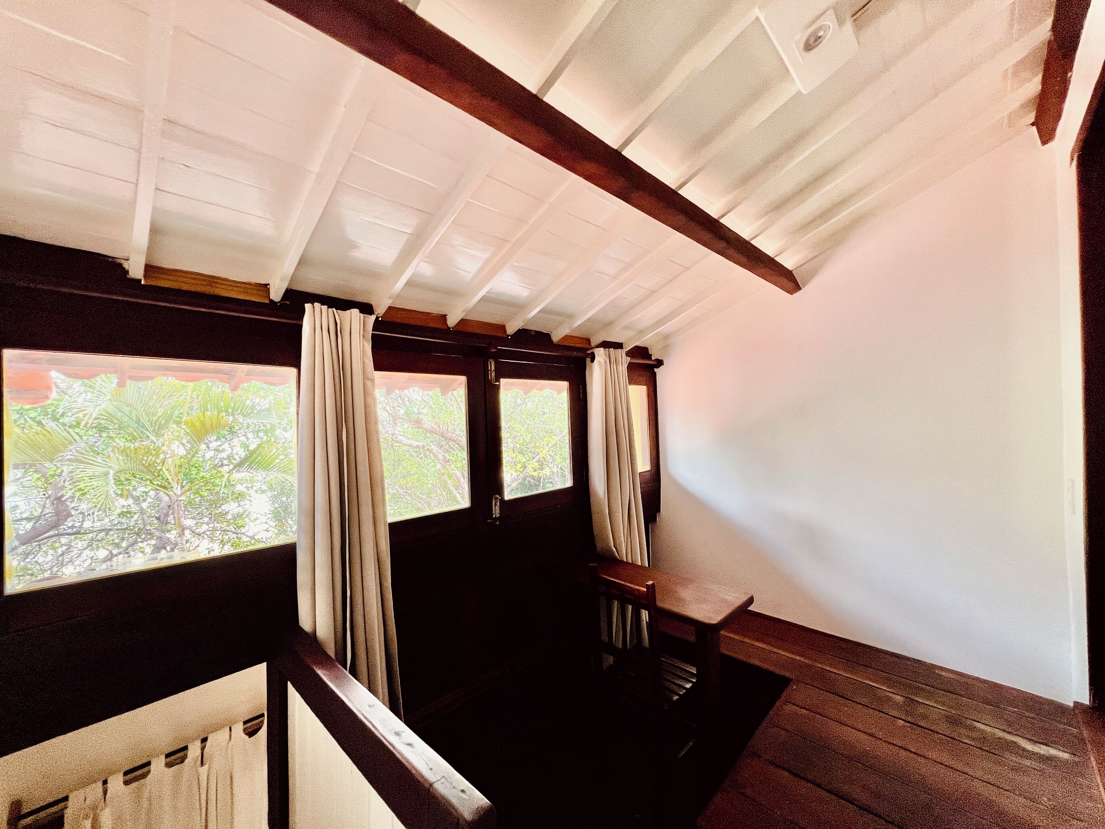 Quarto triplo superior, varanda coberta, vista para a lagoa | Parte interna