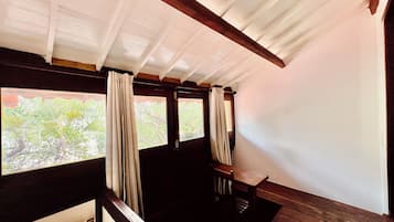 Quarto triplo superior, varanda coberta, vista para a lagoa | Parte interna