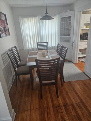 Dining - 3-bedroom house in beautiful Des Plaines with cool AC (Des Plaines)