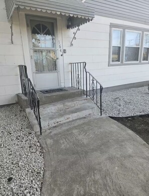 Exterior detail - 3-bedroom house in beautiful Des Plaines with cool AC (Des Plaines)