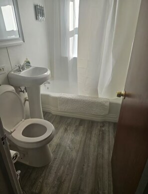 Serviettes fournies, papier toilette