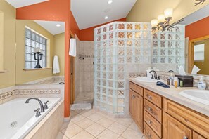 Shower, jetted bath, hair dryer, towels - Jewel on the Green by Estes Park Homes (Estes Park)