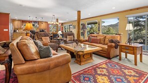 Smart TV, fireplace, offices - Jewel on the Green by Estes Park Homes (Estes Park)