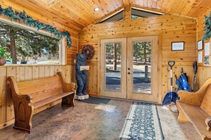 Interior - Jewel on the Green by Estes Park Homes (Estes Park)
