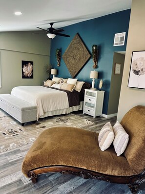 Escritorio, tabla de planchar con plancha, wifi gratis y ropa de cama 