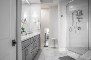 Shower, jetted bath, towels - Coastal Three Bedroom Penthouse Offering Breathtaking Bayside Views. Complimentary Boat Slip! (Orange Beach)