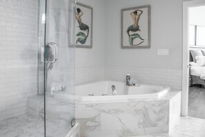 Shower, jetted bath, towels - Coastal Three Bedroom Penthouse Offering Breathtaking Bayside Views. Complimentary Boat Slip! (Orange Beach)