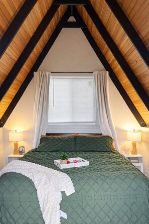Bed sheets - 1-bedroom cabin in Sparta perfect for a relaxing getaway (Sparta)