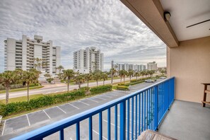 Property grounds - Spacious 3-bedroom condo with beach access in Oceanwalk, New Smyrna Beach. (New Smyrna Beach)